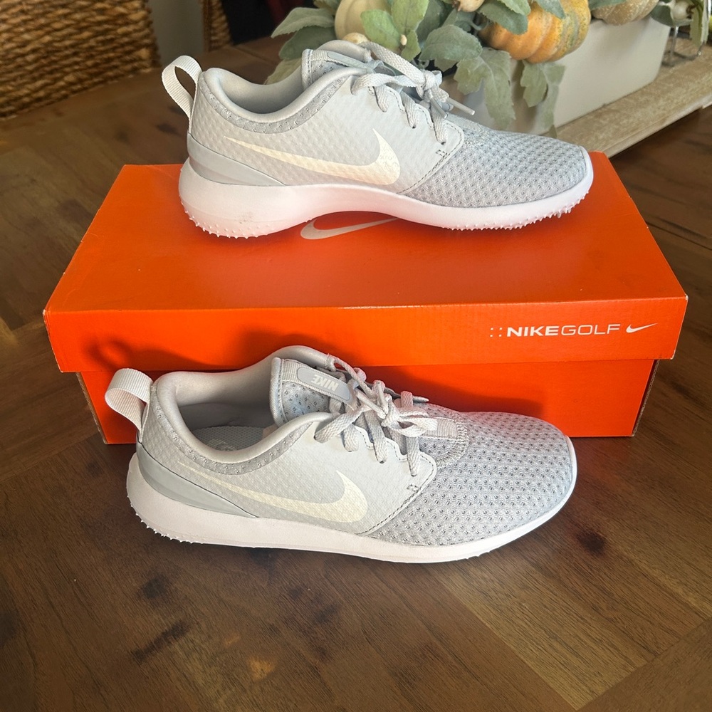 NIB Nike golf Kids Shoes in Gray and White